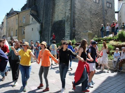 La troupe Ussé Inné rassemble les spectateurs dans une ronde géante rue du Val-de-Mayenne. - Lyse Gortais