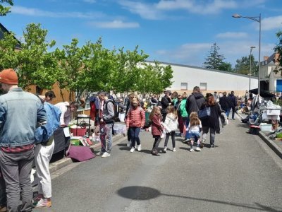 Le traditionnel et très attendu vide-greniers. - M&M CHARROY