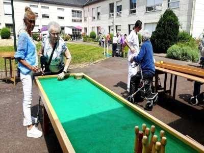 Suzanne, 96 ans, à la kermesse. - j