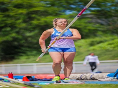 Cassandre Bouvet (L2A53) remporte la médaille d'or nationale UGSEL au saut à la perche. - SISTERNES Hugo