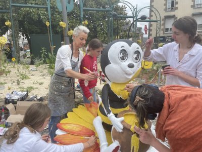 2- Florence Martel a guidé les jeunes pour enjoliver l'abeille, sculptée par Jean-Pierre Renault. - CD