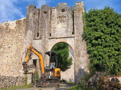 La Chapelle-Anthenaise, 21 juin 2025 : le Comité d'animation propose un chantier participatif au Château d'Anthenaise. - Nathalie Grudé