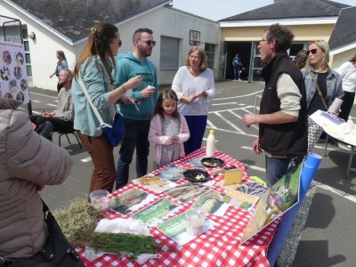 L'éleveur fromager Thierry Sabin présente son travail. - Gilles Pécot