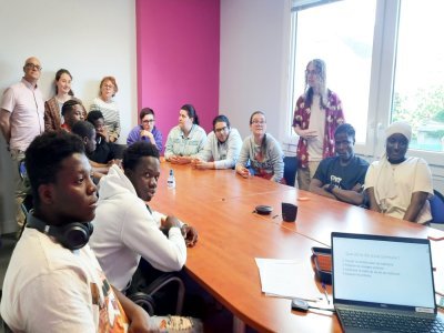 Jeudi 22 mai 2025, douze résidents du Nymphéa en compagnie de Marie Gauquelin, animatrice, sont venus visiter la mairie et s'informer sur l'élection et les fonctions d'un maire. - j