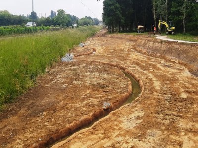 Mai 2025 : l'entreprise TLTP (Montsûrs) remet en état le chemin contigu à la zone verte d'Evron, bientôt disponible aux promeneurs.