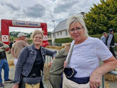  Nathalie Bourgault et son amie sont venues encourager leurs proches. "Chaque année, l'association innove et il y a toujours autant de monde, c'est de mieux en mieux." - Courrier de la Mayenne
