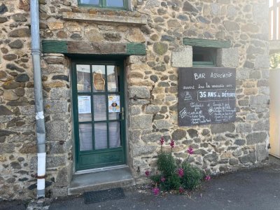 Le bar associatif La Grange, cœur battant de Sacé, ouvre ses portes chaque vendredi soir. - Naomie Jourand