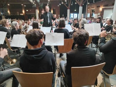 Xavier Ardourel dirige l'orchestre d'harmonie d'Ernée. - CJE