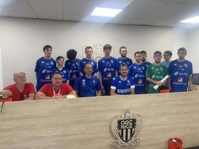 Les joueurs ont visité les locaux des professionnels, ici dans la salle de presse du club azuréen. - Martin Gérault