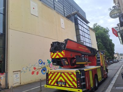 Les pompiers ont déployé leur grande échelle pour simuler un incendie avec des victimes prises au piège. - Le Courrier de la Mayenne
