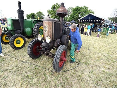 3- Sorti en 1940, ce Société Française démarre encore au quart de tour, mais il faut préalablement chauffer la boule contenant le carburant avec un chalumeau. - 2025-06-12 Fête communale St Germain le Fouilloux