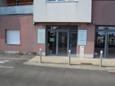 Le salon a ouvert ses portes le 10 juin au 2 rue du Lavoir. - 2025-06-12 Ouverture salon Douce-Soeur