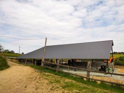Les deux toitures seront bientôt entièrement recouvertes de panneaux photovoltaïques. - Daniel Fortin