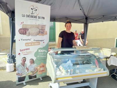 2-Un marché tout au long de la journée, Justine Monsimer de la Chèvrerie du Pin à Entrammes. - Arnaud Hubert