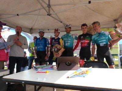 Les vainqueurs des différentes catégories de la course cycliste. - Roger Coupé
