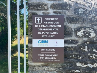 La nouvelle signalétique installée par le Centre hospitalier du Nord-Mayenne permet de mieux orienter les visiteurs et d'informer sur l'histoire du lieu. - Naomie Jourand