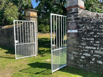 Le nouveau portail restauré marque l'entrée du cimetière, symbolisant le début d'un vaste projet de sauvegarde patrimoniale. - Naomie Jourand