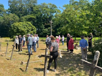 Un public nombreux s'est réuni ce lundi 16 juin au cœur du cimetière hospitalier de Mayenne pour assister à la remise du chèque et soutenir la préservation de ce lieu de mémoire. - Naomie Jourand