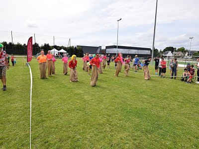 3 Samedi après-midi, 80 participants à la "sens dessus dessous". On débute par un échauffement sur un air de Zumba et on se lance sur un parcours d'obstacles ou d'adresse. - 2025-06-19 Louverné en fête