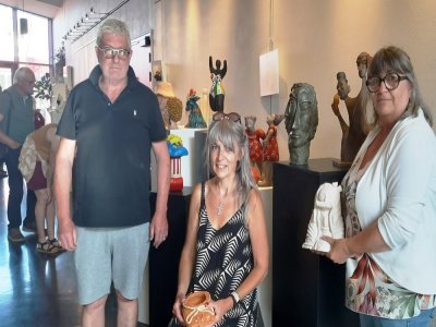 Rachel Painchaud entourée de son plus ancien élève et de sa plus jeune élève. - j
