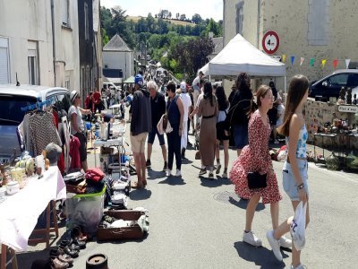 Des exposants et des visiteurs à perte de vue toute la journée au bric-à-brac de Voutré. - j