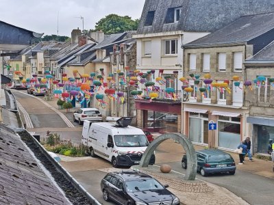 Les paniers en vannerie suspendus entre la place des Halles et la Grande Rue apportent une touche artisanale et colorée, embellissant Villaines-la-Juhel pour la saison estivale. - Naomie Jourand