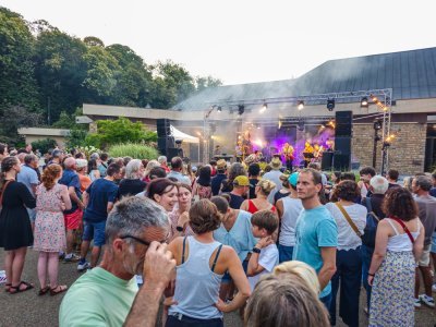 2 - Le public a bravé la chaleur. Le parc des Ondines s'est rempli rapidement pour écouter les concerts et pique-niquer en famille. - Fabrice COMPAIN