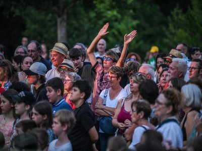 3 - Fan Zone : le public était nombreux pour assister au concert de Mémé les Watts XXL. Les spectateurs étaient nombreux à chanter les titres avec le groupe. - Fabrice COMPAIN