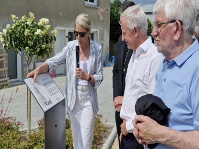 Nicole Bouillon, maire du Genest-Saint-Isle, dévoile la plaque qui rappelle la présence de l'église Saint-Isle.  - Fred Martin