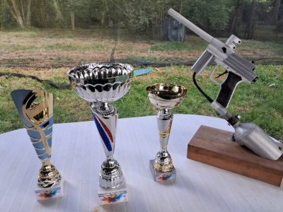 Les trophées mis en jeu lors du tournoi de paintball. - Philippe Lemoine