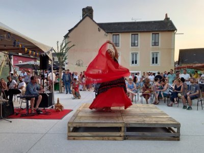 La danseuse Lola lors de sa prestation de danse orientale. - Roger Coupé