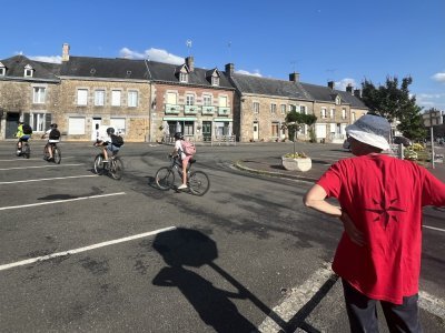Les collégiens du camp itinérant Pelé VTT de passage à Montaudin jeudi 3 juillet, sous l'œil des encadrants. - Arthur Frand