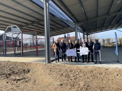Présentation du city-stade avec la Société énergie Mayenne. - Roger Coupé