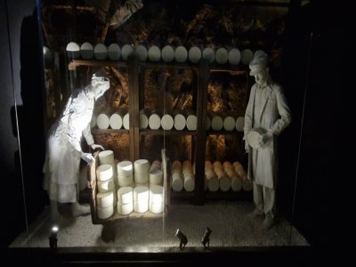 L'affinage des meules de roquefort est un savoir-faire ancestral.