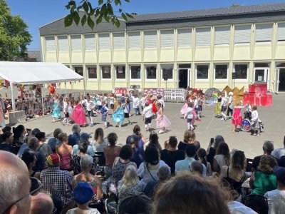 Après le spectacle de fin d'année scolaire, la cour de l'école recevra les Nuits de la Mayenne. - M&M CHARROY