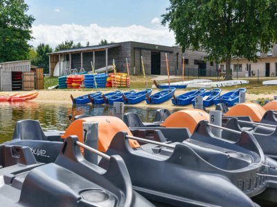 Équipements nautiques pouvant être loués. - Base de loisirs de la Rincerie