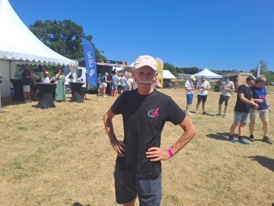 Alain Denieul, trésorier de Laval cyclisme 53 est ravi de récompenser les partenaires de l'association sous le soleil. - Lyse Gortais