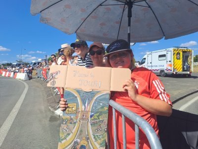 Maï-Lys, fan du Tour de France avait préparé une affiche pour accueillir les cyclistes et les encourager pour leurs derniers kilomètres. - Lyse Gortais
