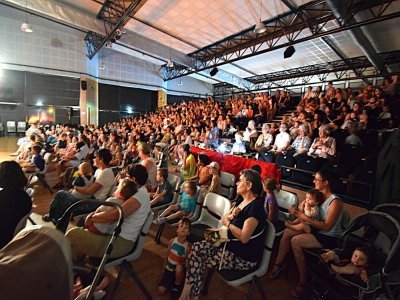 Près de 400 petits et grands au nouveau spectacle de Pascal Pertron. - 2025-07-17 Spectacle de Pascal Pertron