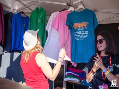Les festivaliers pouvaient acheter sweats, casquettes, bobs, tee-shirts pour adultes et des tee-shirts pour enfants grâce à une nouvelle gamme. - Festid'AL
