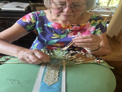 Linda Liddiard confectionne un marque-pages. - Martine Rebours