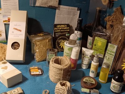 Les diverses possibilités d'utilisation du chanvre, alimentaire ou textile, sont exposées. - Martine Rebours