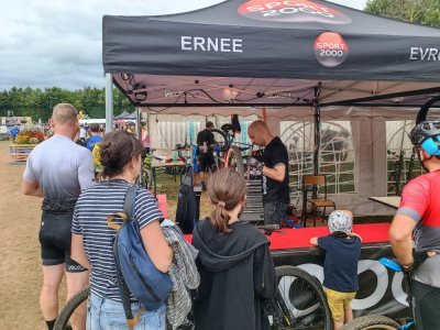 2- Les techniciens de Sport 2000 Ernée et des Cycles de Xav d'Argentré ont eu du travail tout le week-end pour entretenir et réparer les vélos des compétiteurs et compétitrices. - JF Claudot