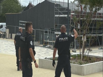 L'intervention de la police place de la Commune a permis l'arrestation rapide de trois individus. - Léa Gilbert