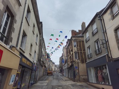 Le bâtiment qui menace de s'effondrer sur la droite. - Arthur Frand