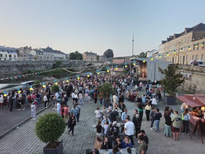 1 - Jeudi 24 juillet, une centaine de personnes était présente à la Cale de 19 h à 23 h. La soirée n'a finalement pas été gâchée par la pluie. - Arthur Frand
