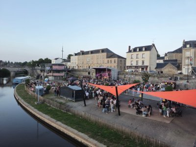3 - Sur place, les habitants de Mayenne peuvent se restaurer avec la présence de stands et tables pour manger. - Arthur Frand