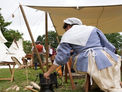 Outre les habitués du festival, l'événement accueille également de nouveaux participants. Parmi eux, une reconstitueuse fabrique des bougies selon les méthodes d'autrefois. - @lagaleriededamien