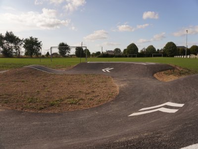 Le pumptrack, un projet proposé par les jeunes de la Bazouge-de-Chemeré à l'initiative de l'EVS. - Paolo Cadena