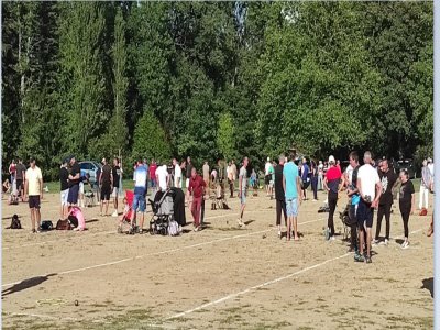 Le concours de pétanque connaît toujours le même succès, sans doute grâce à son emplacement. - M&M CHARROY